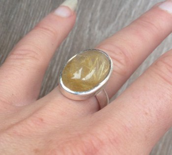 Zilveren ring met ovale goude Rutielkwarts maat 17.7 mm